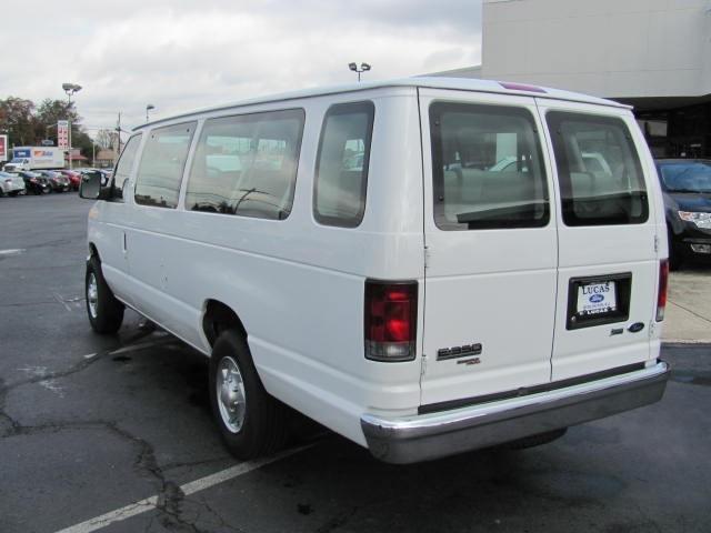 Ford Econoline Wagon 2010 photo 2