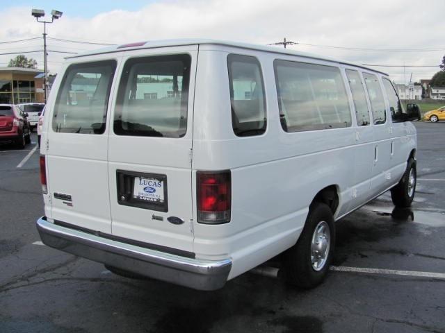 Ford Econoline Wagon 2010 photo 4