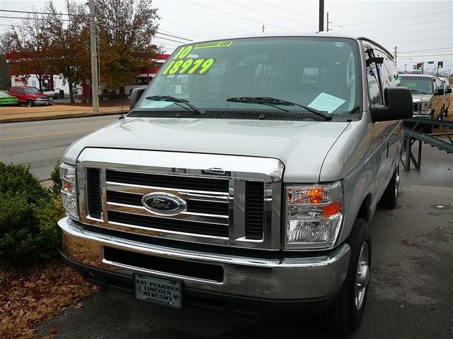 Ford Econoline Wagon 2010 photo 1