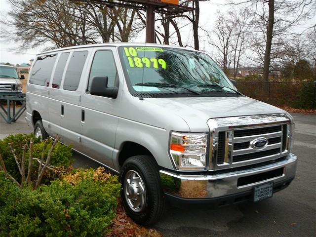 Ford Econoline Wagon 2010 photo 2