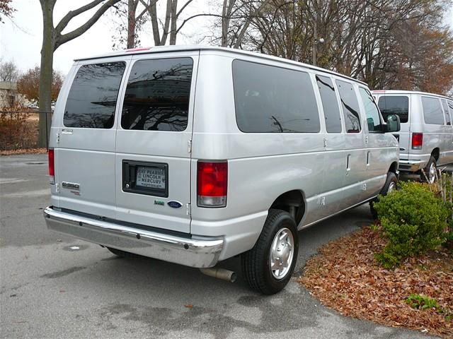 Ford Econoline Wagon 2010 photo 3