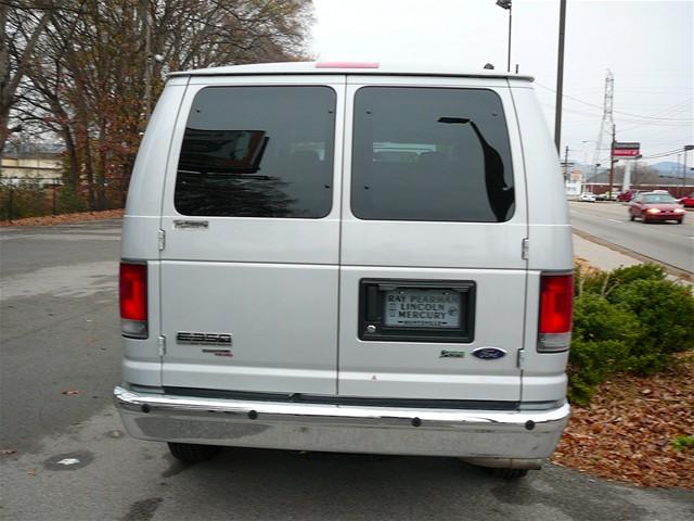 Ford Econoline Wagon 2010 photo 4