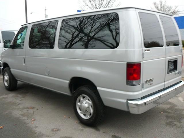 Ford Econoline Wagon 2010 photo 5