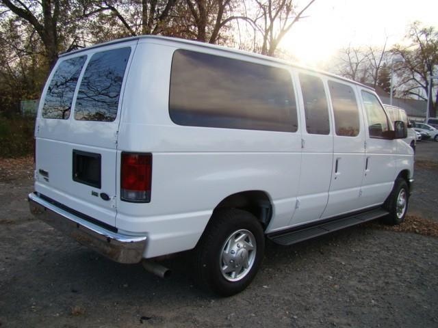 Ford Econoline Wagon 2010 photo 3