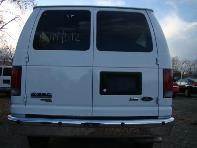 Ford Econoline Wagon 2010 photo 4