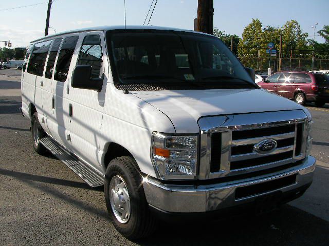 Ford Econoline Wagon 2010 photo 2