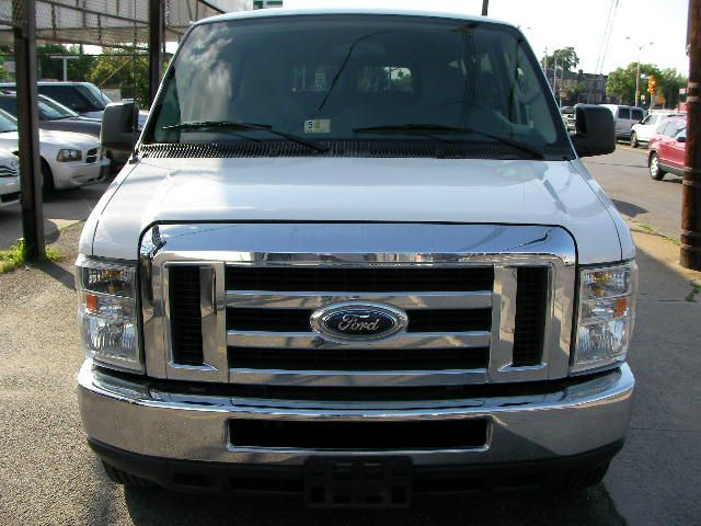 Ford Econoline Wagon 2010 photo 3