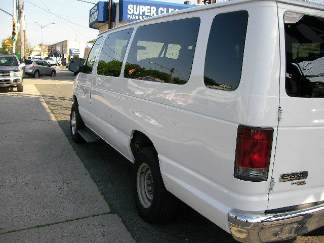 Ford Econoline Wagon 2010 photo 4