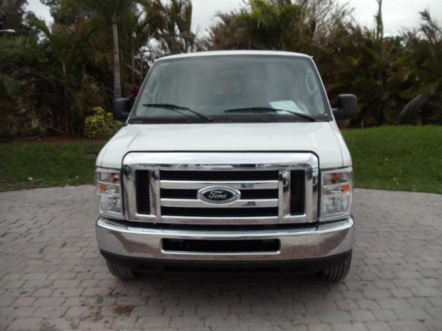 Ford Econoline Wagon 2010 photo 1