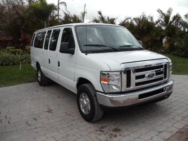 Ford Econoline Wagon 2010 photo 2