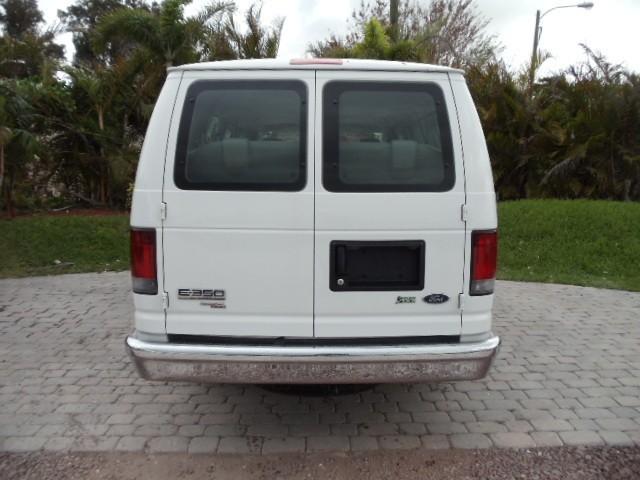 Ford Econoline Wagon 2010 photo 4