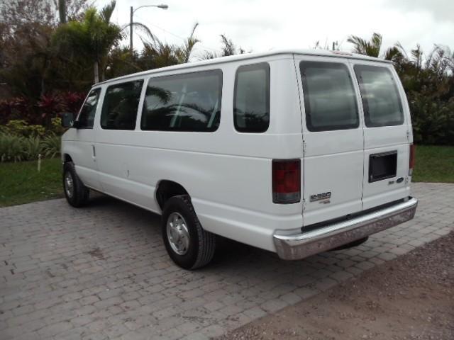 Ford Econoline Wagon 2010 photo 5