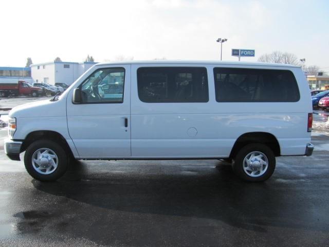 Ford Econoline Wagon 2010 photo 1