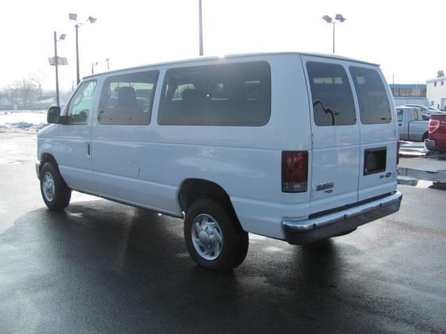 Ford Econoline Wagon 2010 photo 2