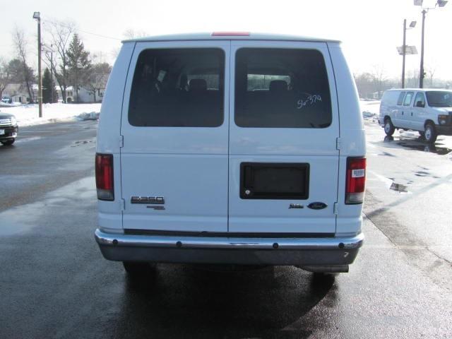 Ford Econoline Wagon 2010 photo 3