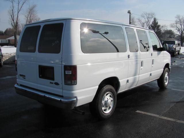 Ford Econoline Wagon 2010 photo 4