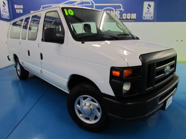 Ford Econoline Wagon 2010 photo 2