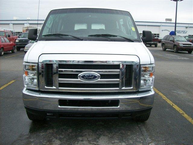 Ford Econoline Wagon 2010 photo 1