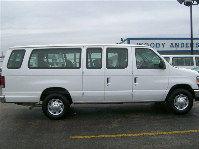 Ford Econoline Wagon 2010 photo 2