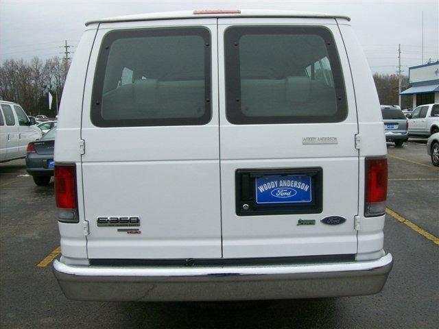 Ford Econoline Wagon 2010 photo 3