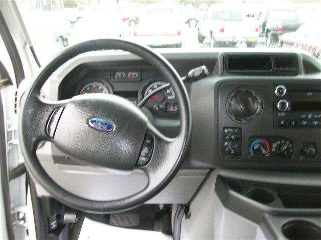 Ford Econoline Wagon 2010 photo 5