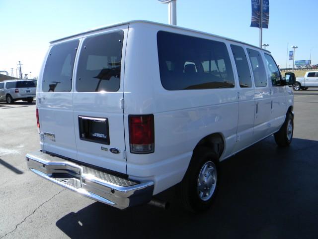 Ford Econoline Wagon 2010 photo 2
