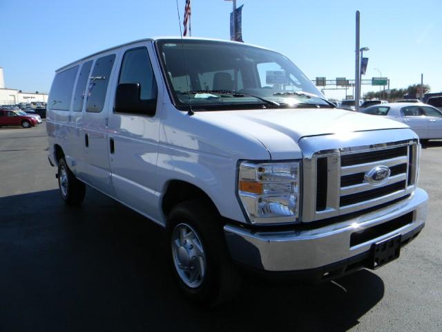 Ford Econoline Wagon 2010 photo 3