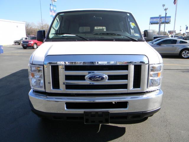 Ford Econoline Wagon 2010 photo 4