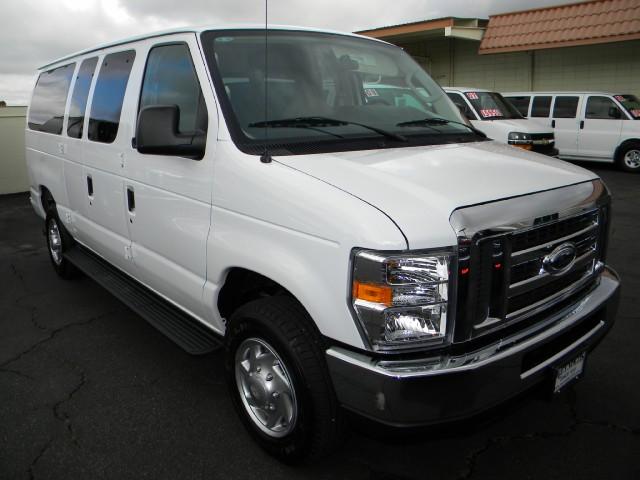 Ford Econoline Wagon 2010 photo 2