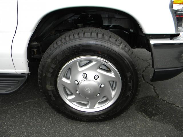 Ford Econoline Wagon 2010 photo 3