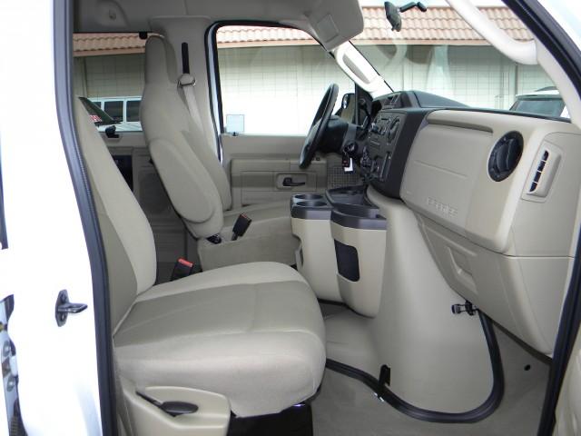 Ford Econoline Wagon 2010 photo 4