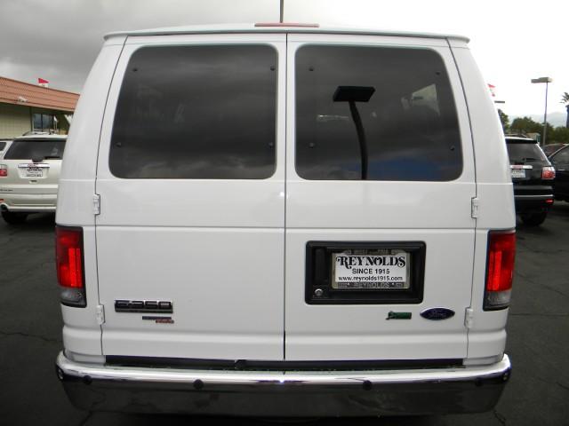Ford Econoline Wagon 2010 photo 5