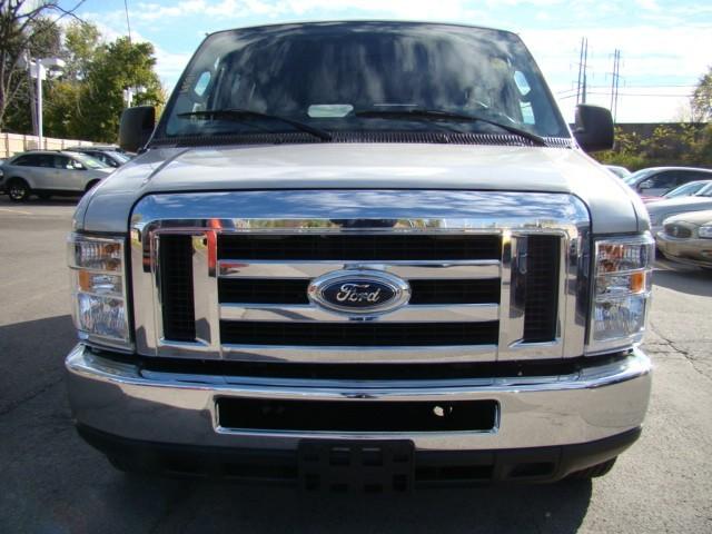 Ford Econoline Wagon 2010 photo 1