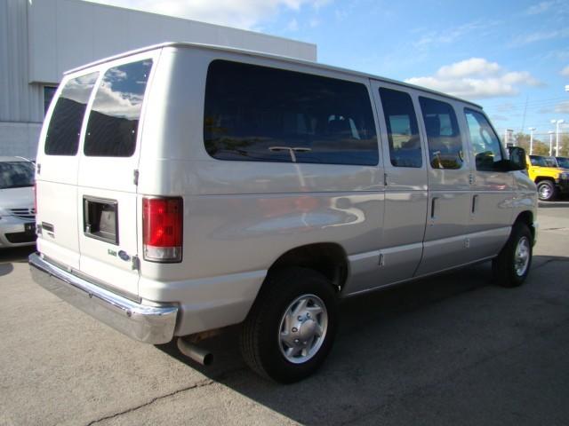 Ford Econoline Wagon 2010 photo 3