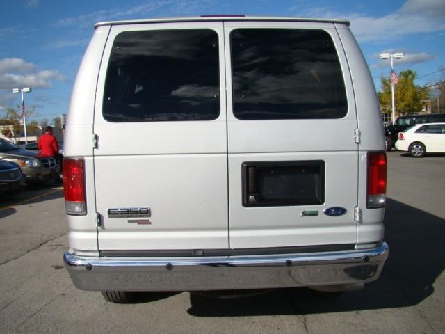 Ford Econoline Wagon 2010 photo 4