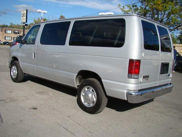 Ford Econoline Wagon 2010 photo 5