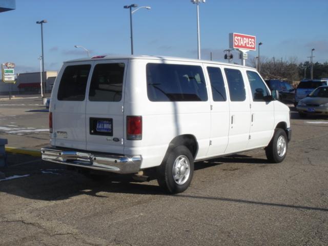 Ford Econoline Wagon 2010 photo 2