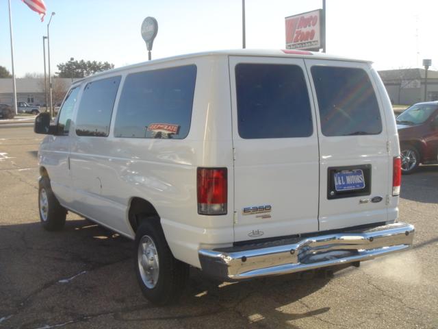 Ford Econoline Wagon 2010 photo 3