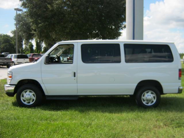 Ford Econoline Wagon 2010 photo 1