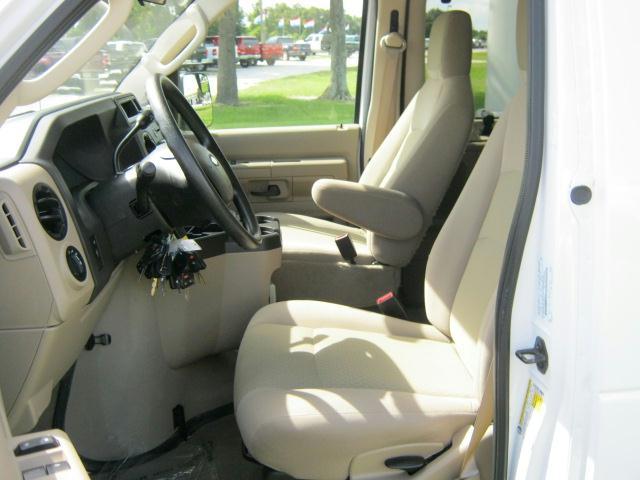 Ford Econoline Wagon 2010 photo 5