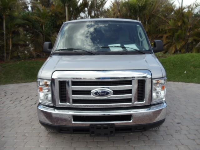 Ford Econoline Wagon 2010 photo 1