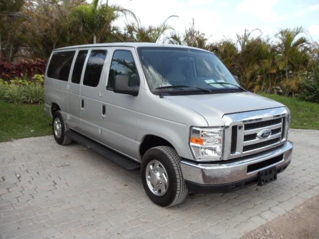 Ford Econoline Wagon 2010 photo 2