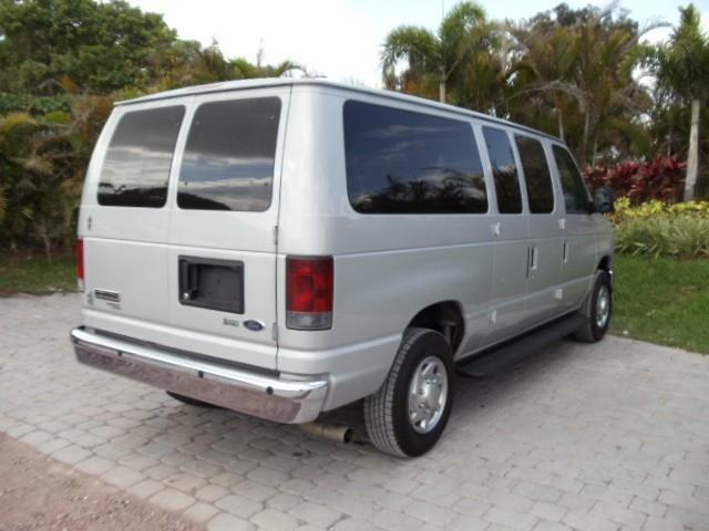 Ford Econoline Wagon 2010 photo 3