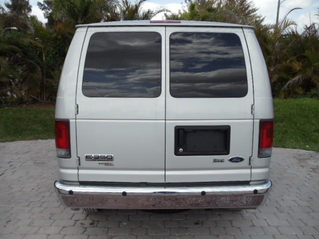 Ford Econoline Wagon 2010 photo 4