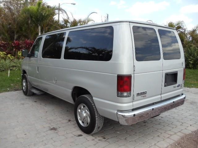 Ford Econoline Wagon 2010 photo 5