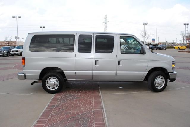 Ford Econoline Wagon 2010 photo 1