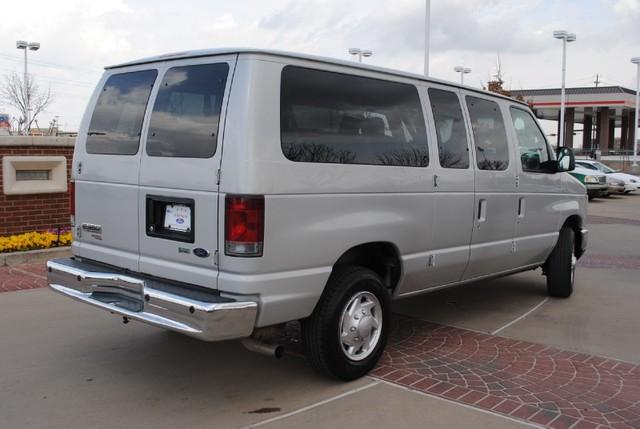 Ford Econoline Wagon 2010 photo 2