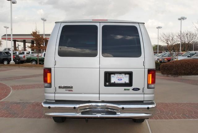 Ford Econoline Wagon 2010 photo 3