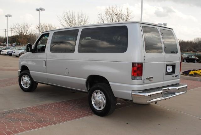 Ford Econoline Wagon 2010 photo 4