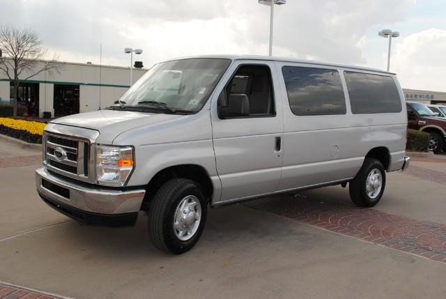 Ford Econoline Wagon 2010 photo 5